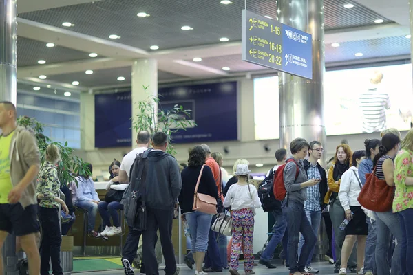 Passagiere am Flughafen — Stockfoto