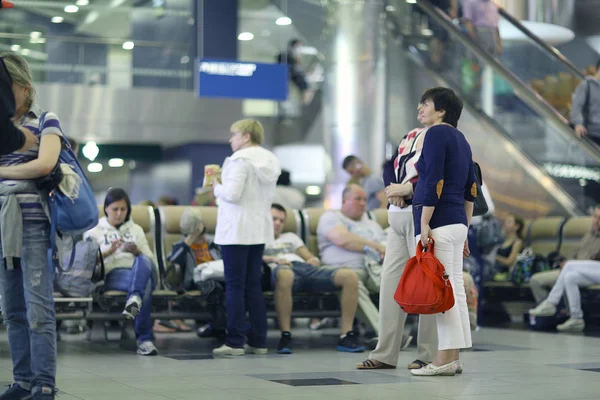 Passagiere am Flughafen — Stockfoto