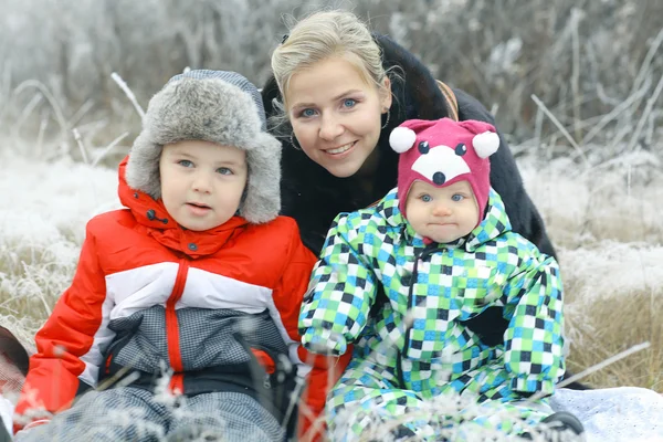 Familj i vinter — Stockfoto