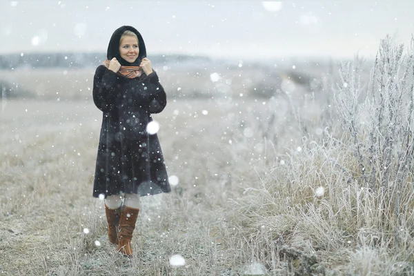 Menina no inverno — Fotografia de Stock