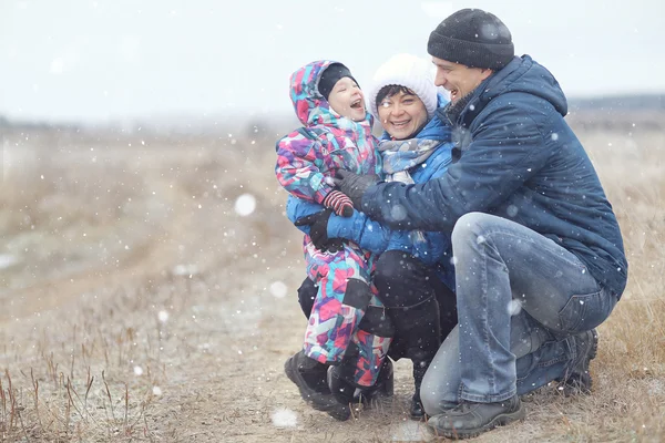 Família no inverno — Fotografia de Stock