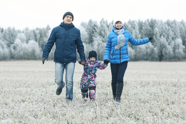 Famiglia in inverno — Foto Stock