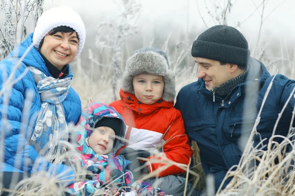 Famille en hiver — Photo