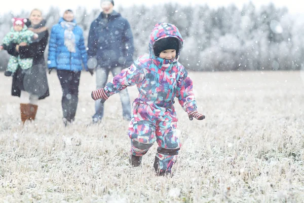 Familj i vinter — Stockfoto