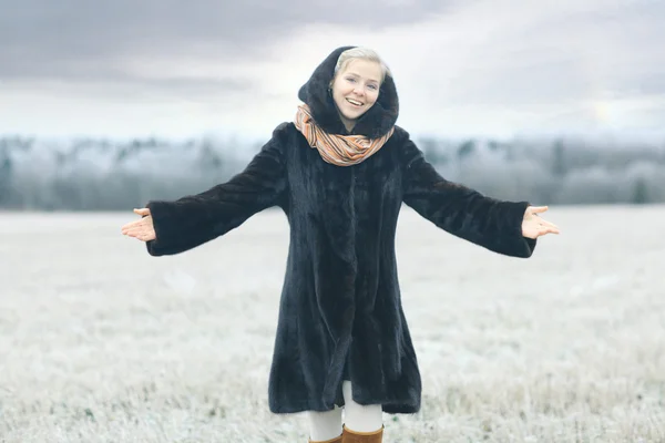 Kışın kız — Stok fotoğraf