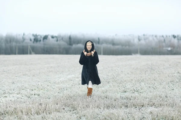 Menina no inverno — Fotografia de Stock