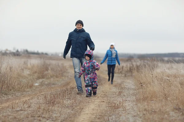 Famiglia in inverno — Foto Stock