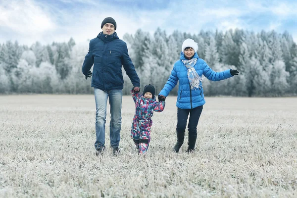家庭在冬季 — 图库照片