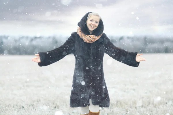 Chica en invierno —  Fotos de Stock