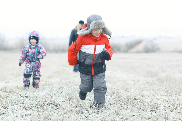 Bambini in inverno — Foto Stock