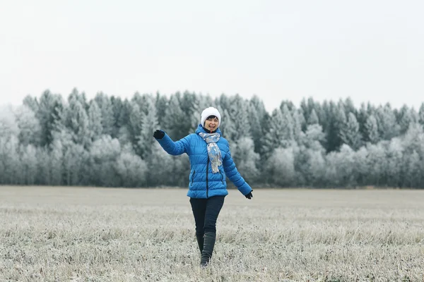 Kobieta w zimie — Zdjęcie stockowe