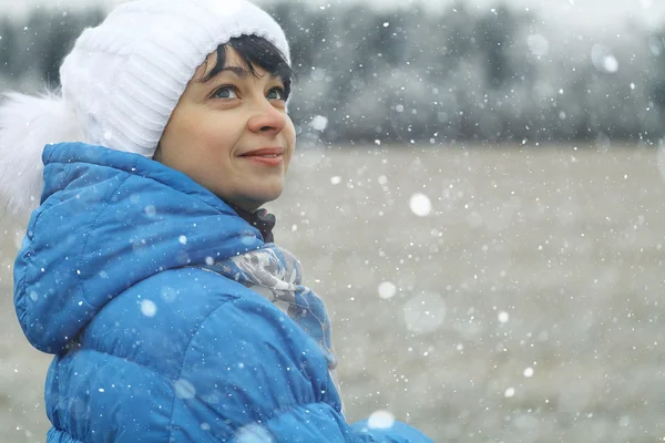 Frau im Winter — Stockfoto