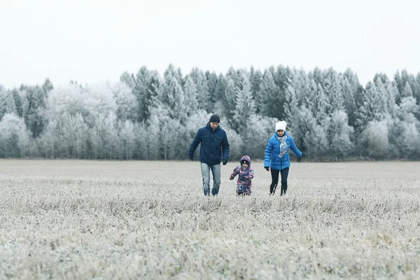 Famille en hiver — Photo