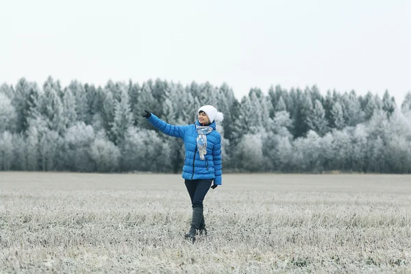 Donna in inverno — Foto Stock