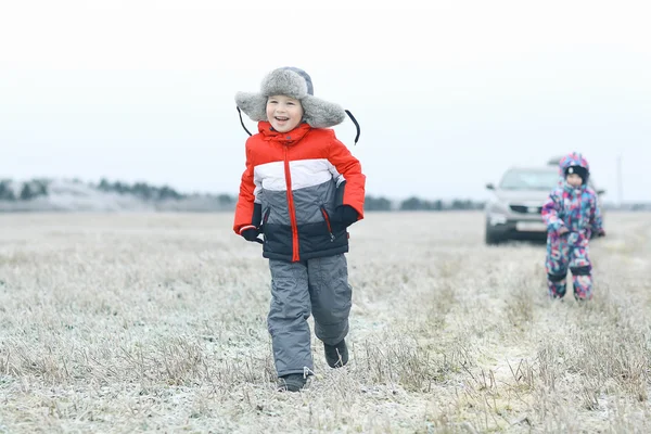 Bambini in inverno — Foto Stock