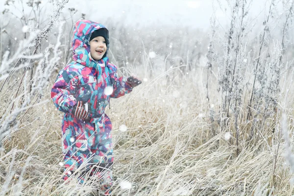 Petit garçon en hiver — Photo