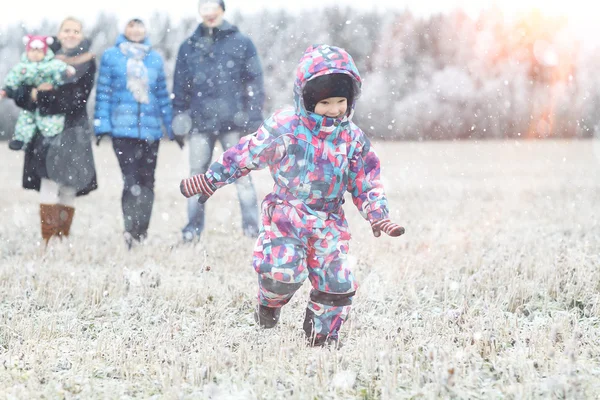 Famiglia in inverno — Foto Stock