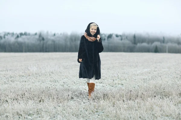 Chica en invierno — Foto de Stock