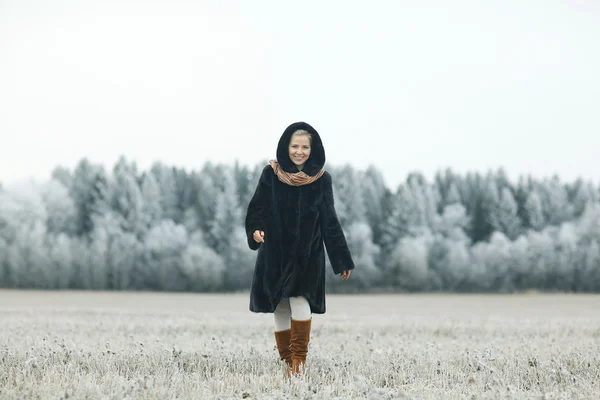 Girl in winter — Stock Photo, Image