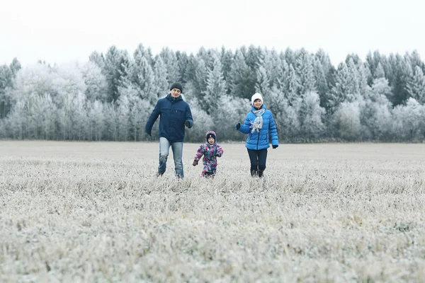 Famille en hiver — Photo