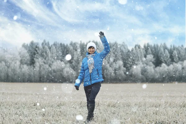 Frau im Winter — Stockfoto