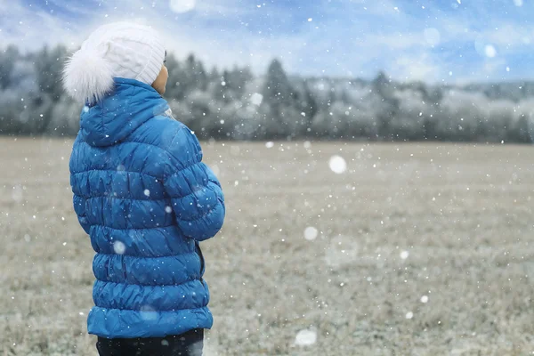 Frau im Winter — Stockfoto