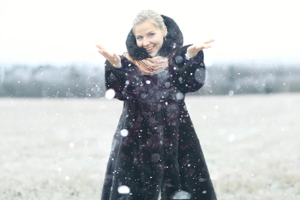 Kışın kız — Stok fotoğraf