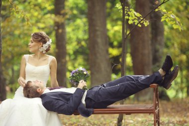 Park 'ta bir çift var.