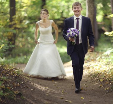 Park 'ta bir çift var.