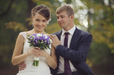 Park 'ta bir çift var.