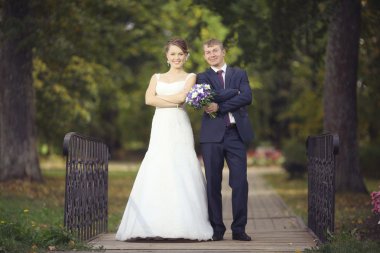 Park 'ta bir çift var.