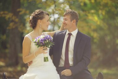 Park 'ta bir çift var.