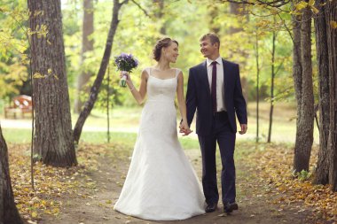 Park 'ta bir çift var.