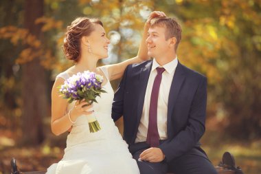 Park 'ta bir çift var.