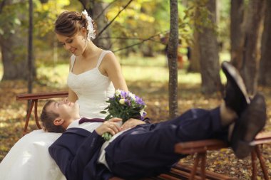 Park 'ta bir çift var.