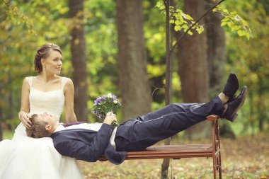 Park 'ta bir çift var.