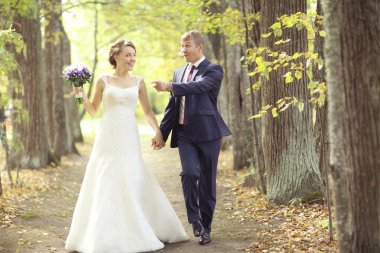 Park 'ta bir çift var.