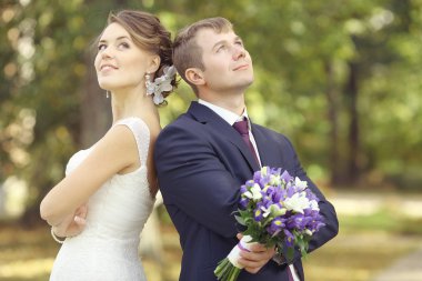 Park 'ta bir çift var.