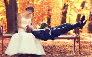 Park 'ta bir çift var.