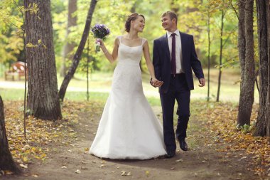 Park 'ta bir çift var.