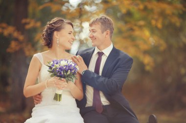 Park 'ta bir çift var.