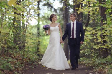 Park 'ta bir çift var.