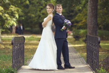 Park 'ta bir çift var.