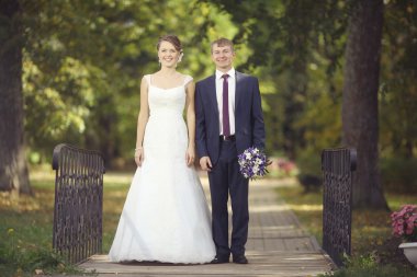 Park 'ta bir çift var.