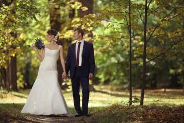 Park 'ta bir çift var.