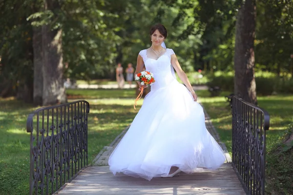 Bride in park — Stock Photo, Image