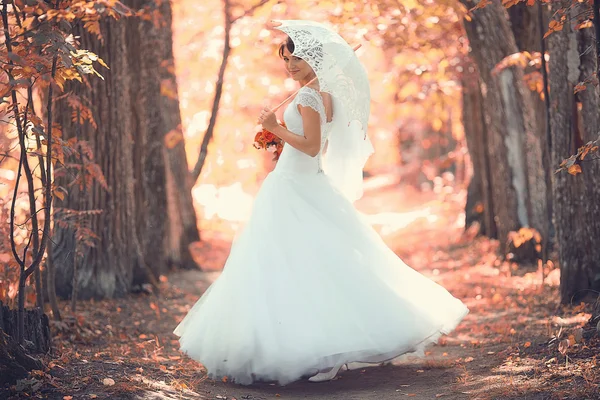 Bride in park — Stock Photo, Image