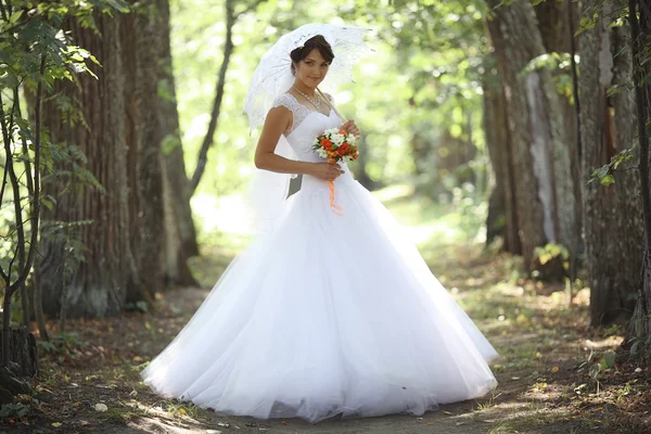 Sposa in parco — Foto Stock