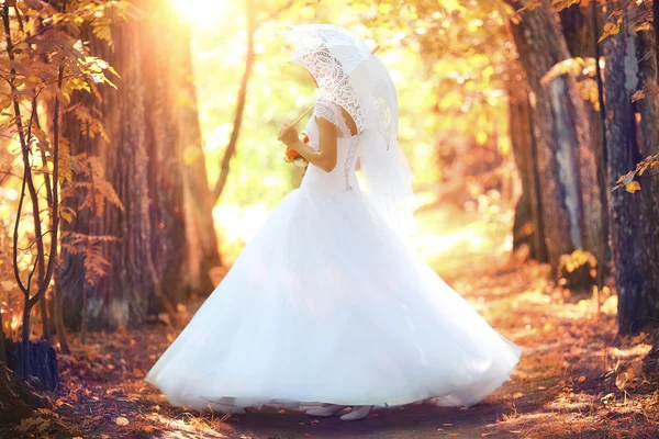 Bruid in park — Stockfoto