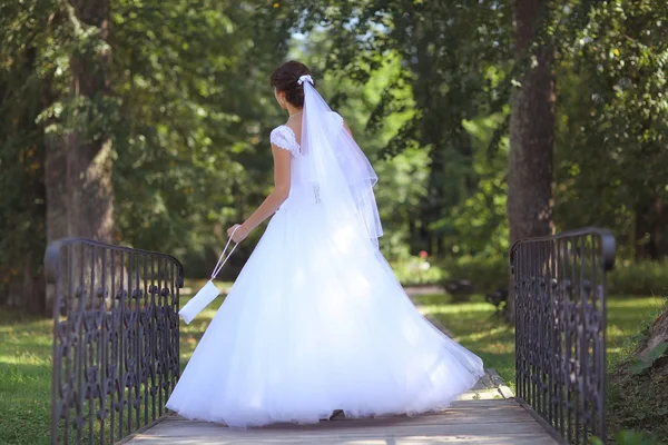 Bride in park — Stock Photo, Image